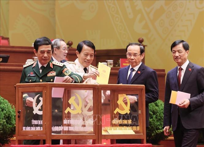 Các đồng chí lãnh đạo Đảng, Nhà nước bỏ phiếu bầu cử BCH Trung ương Đảng khóa XIV. Ảnh: TTXVN