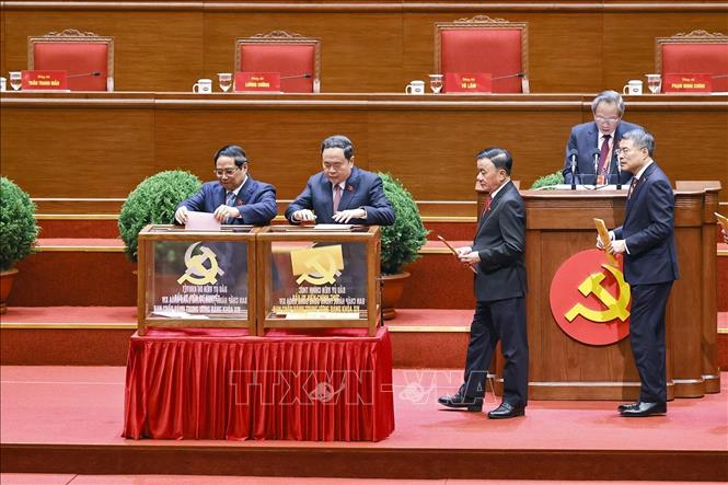 Các đồng chí lãnh đạo Đảng, Nhà nước bỏ phiếu bầu Ban Chấp hành Trung ương Đảng khóa XIV. Ảnh: TTXVN