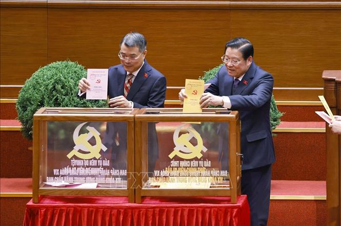 Các đồng chí lãnh đạo Đảng, Nhà nước bỏ phiếu bầu Ban Chấp hành Trung ương Đảng khóa XIV. Ảnh: TTXVN