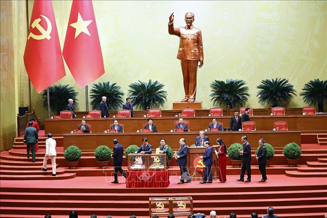 Các đồng chí lãnh đạo Đảng, Nhà nước bỏ phiếu bầu Ban Chấp hành Trung ương Đảng khóa XIV. Ảnh: TTXVN