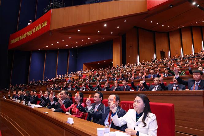 Các đại biểu biểu quyết thông qua danh sách bầu cử BCH Trung ương Đảng khóa XIV. Ảnh: TTXVN