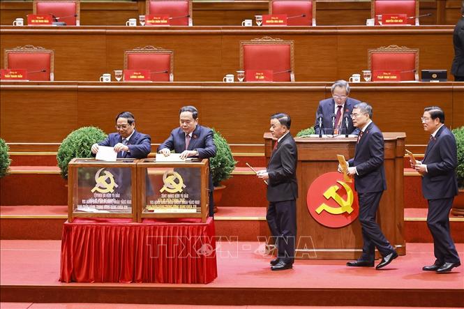 Các đồng chí lãnh đạo Đảng, Nhà nước bỏ phiếu bầu Ban Chấp hành Trung ương Đảng khóa XIV. Ảnh: TTXVN