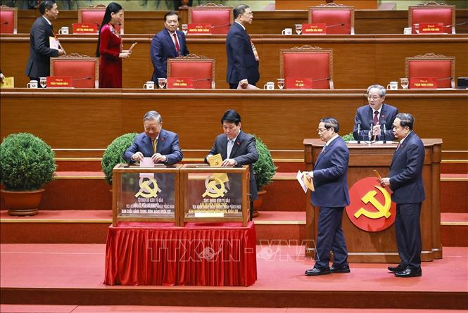 Các đồng chí lãnh đạo Đảng, Nhà nước bỏ phiếu bầu Ban Chấp hành Trung ương Đảng khóa XIV. Ảnh: TTXVN