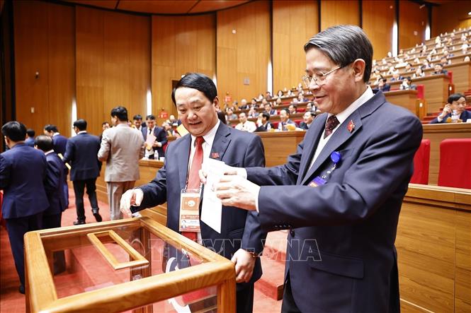 Các đồng chí lãnh đạo Đảng, Nhà nước bỏ phiếu bầu Ban Chấp hành Trung ương Đảng khóa XIV. Ảnh: TTXVN