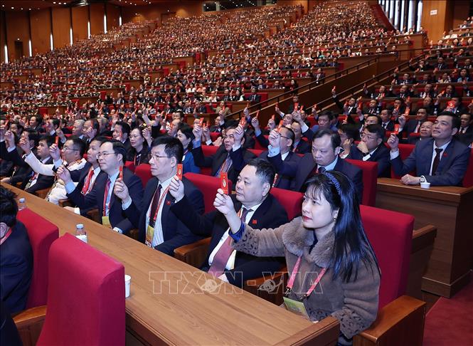 Đại biểu Đảng bộ Quốc hội biểu quyết thông qua số lượng Ủy viên BCH Trung ương Đảng khóa XIV. Ảnh: TTXVN