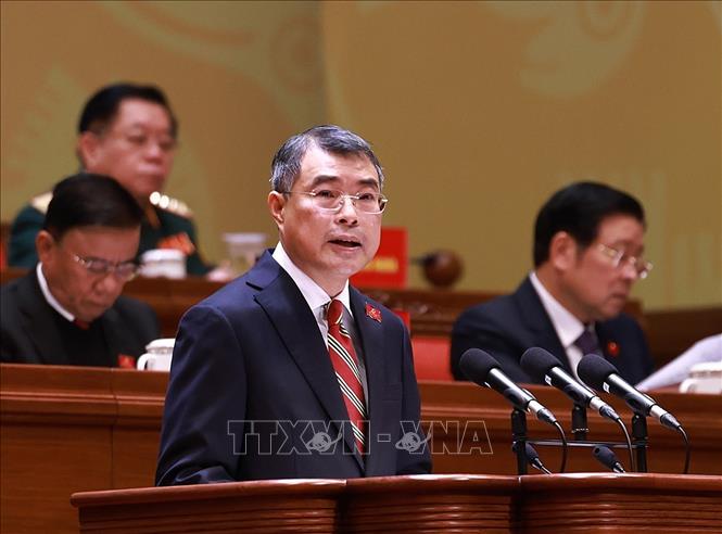 Đồng chí Lê Minh Hưng, Ủy viên Bộ Chính trị, Bí thư Trung ương Đảng, Trưởng Ban Tổ chức Trung ương thay mặt Đoàn Chủ tịch trình bày Báo cáo của BCH Trung ương Đảng khóa XIII về công tác nhân sự BCH Trung ương Đảng khóa XIV. Ảnh: TTXVN