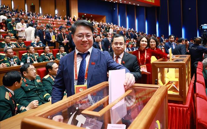 Các đại biểu bỏ phiếu bầu Ban Chấp hành Trung ương Đảng khóa XIV. Ảnh: TTXVN