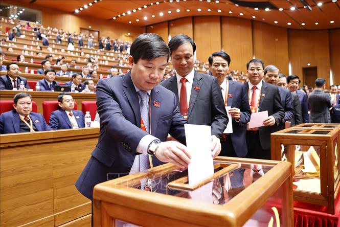 Các đại biểu bỏ phiếu bầu cử Ban Chấp hành Trung ương Đảng khóa XIV. Ảnh: TTXVN