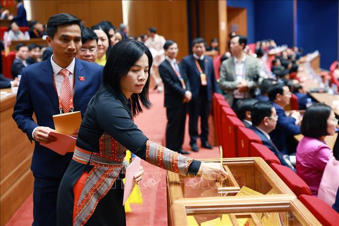 Các đại biểu bỏ phiếu bầu Ban Chấp hành Trung ương Đảng khóa XIV. Ảnh: TTXVN