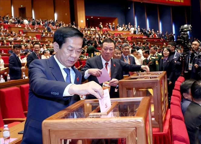 Các đại biểu bỏ phiếu bầu cử Ban Chấp hành Trung ương Đảng khóa XIV. Ảnh: TTXVN