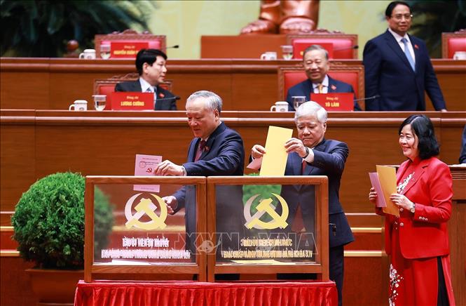 Các đại biểu bỏ phiếu bầu cử Ban Chấp hành Trung ương Đảng khóa XIV. Ảnh: TTXVN