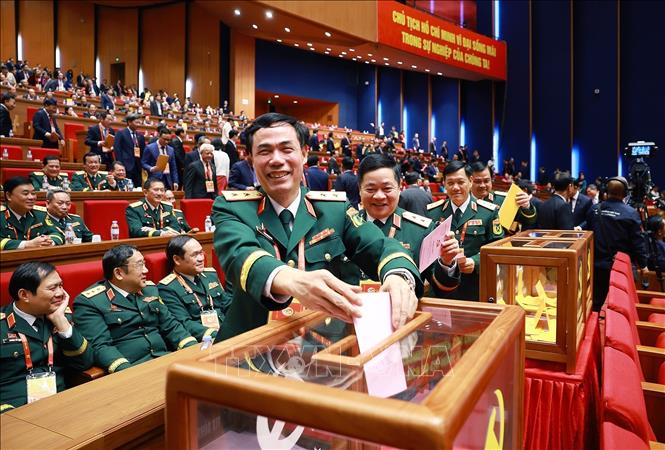 Các đại biểu bỏ phiếu bầu Ban Chấp hành Trung ương Đảng khóa XIV. Ảnh: TTXVN
