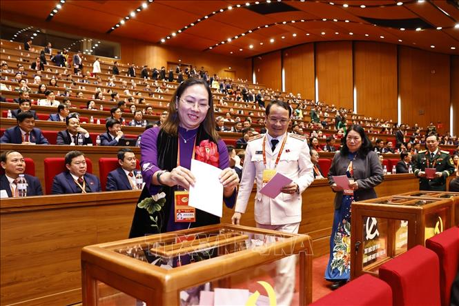 Các đại biểu bỏ phiếu bầu cử Ban Chấp hành Trung ương Đảng khóa XIV. Ảnh: TTXVN
