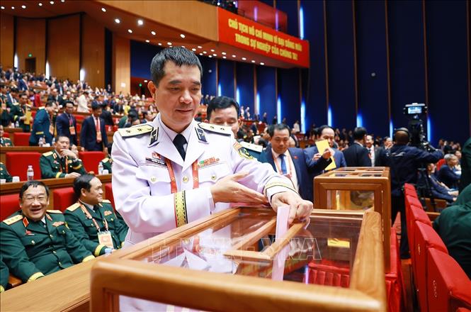 Các đại biểu bỏ phiếu bầu Ban Chấp hành Trung ương Đảng khóa XIV. Ảnh: TTXVN

