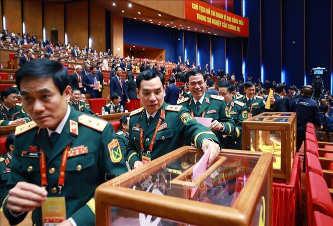 Các đại biểu bỏ phiếu bầu Ban Chấp hành Trung ương Đảng khóa XIV. Ảnh: TTXVN
