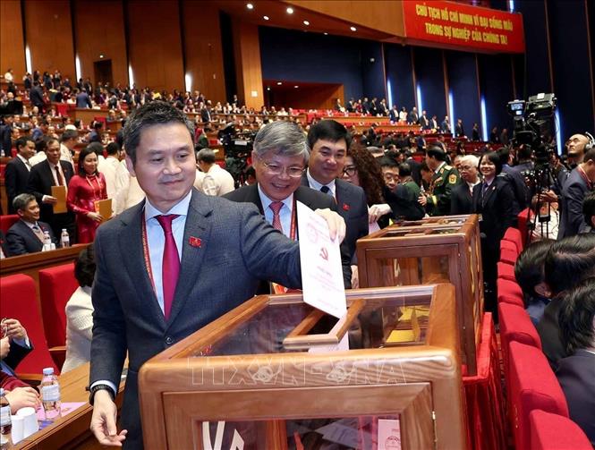 Các đại biểu bỏ phiếu bầu cử Ban Chấp hành Trung ương Đảng khóa XIV. Ảnh: TTXVN