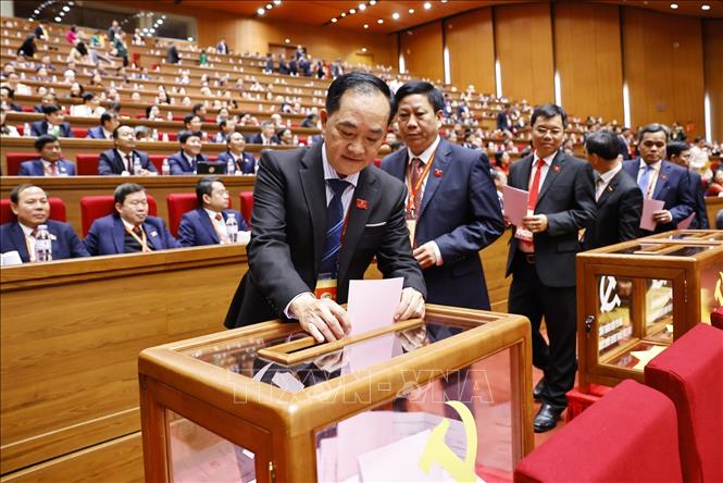 Các đại biểu bỏ phiếu bầu cử Ban Chấp hành Trung ương Đảng khóa XIV. Ảnh: TTXVN