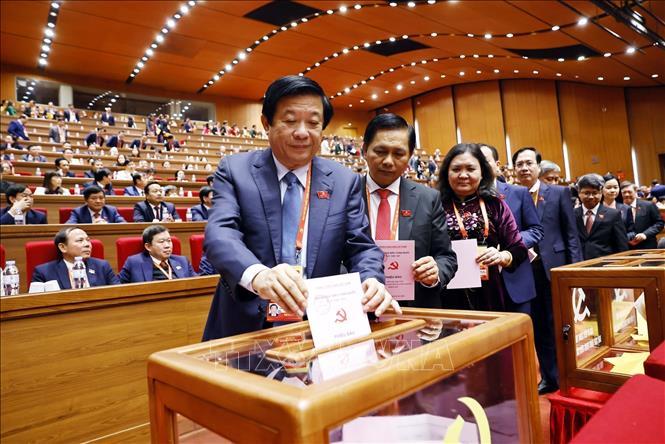 Các đại biểu bỏ phiếu bầu Ban Chấp hành Trung ương Đảng khóa XIV. Ảnh: TTXVN