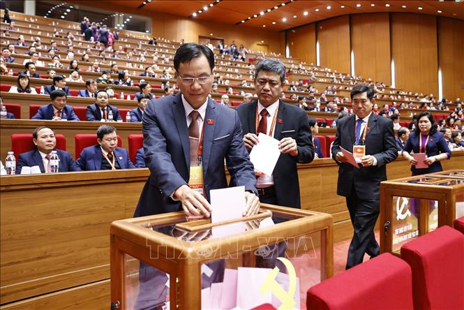 Các đại biểu bỏ phiếu bầu cử Ban Chấp hành Trung ương Đảng khóa XIV. Ảnh: TTXVN
