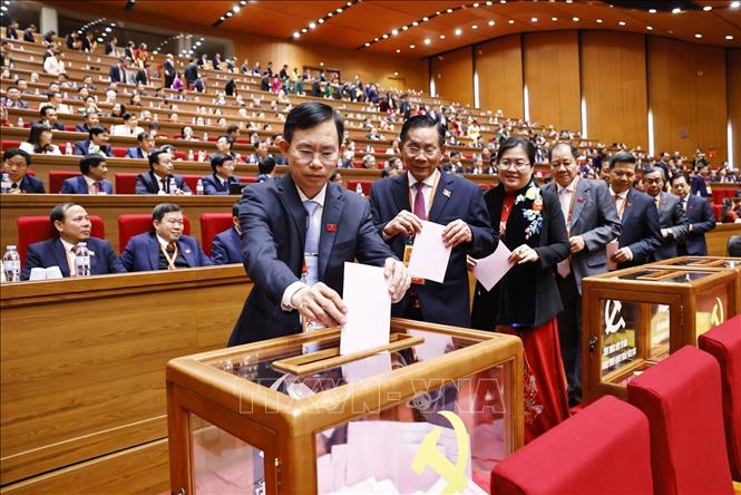 Các đại biểu bỏ phiếu bầu Ban Chấp hành Trung ương Đảng khóa XIV. Ảnh: TTXVN