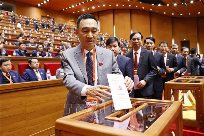 Các đại biểu bỏ phiếu bầu Ban Chấp hành Trung ương Đảng khóa XIV. Ảnh: TTXVN