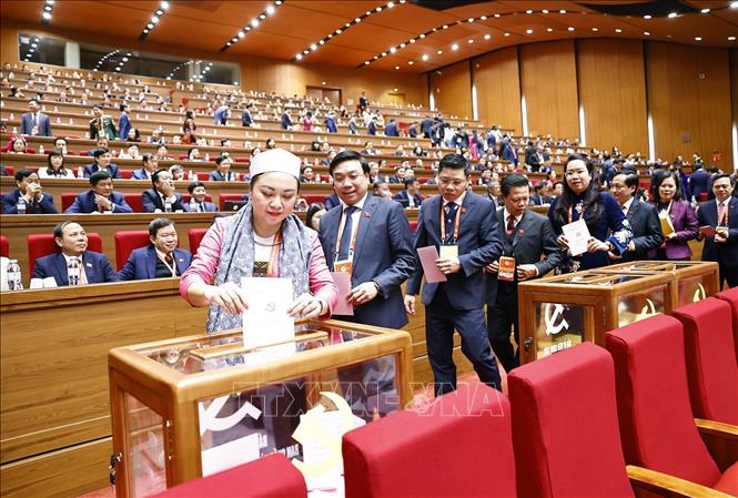 Các đại biểu bỏ phiếu bầu cử Ban Chấp hành Trung ương Đảng khóa XIV. Ảnh: TTXVN