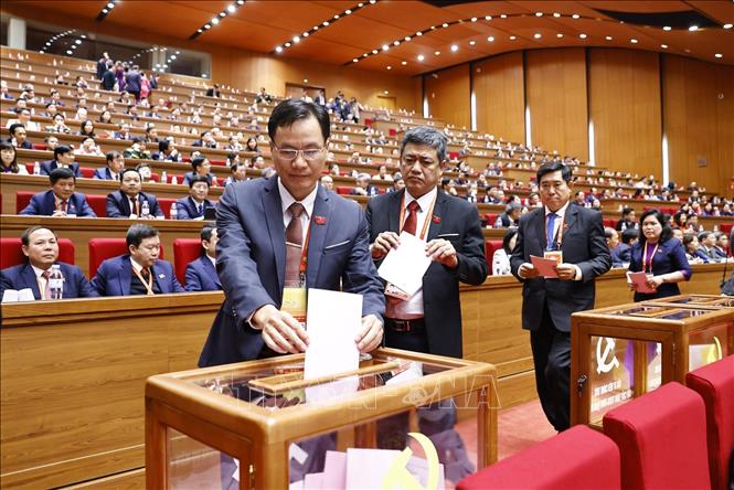 Các đại biểu bỏ phiếu bầu Ban Chấp hành Trung ương Đảng khóa XIV. Ảnh: TTXVN