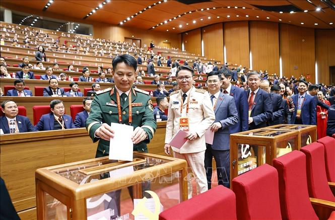 Các đại biểu bỏ phiếu bầu cử Ban Chấp hành Trung ương Đảng khóa XIV. Ảnh: TTXVN