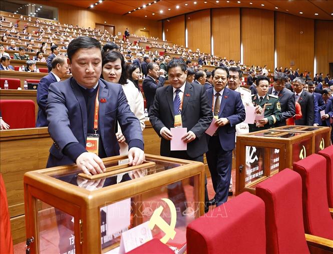 Các đại biểu bỏ phiếu bầu cử Ban Chấp hành Trung ương Đảng khóa XIV. Ảnh: TTXVN