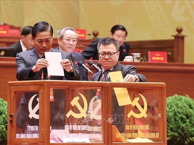 Các đại biểu bỏ phiếu bầu cử Ban Chấp hành Trung ương Đảng khóa XIV. Ảnh: TTXVN