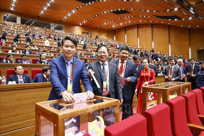 Các đại biểu bỏ phiếu bầu Ban Chấp hành Trung ương Đảng khóa XIV. Ảnh: TTXVN