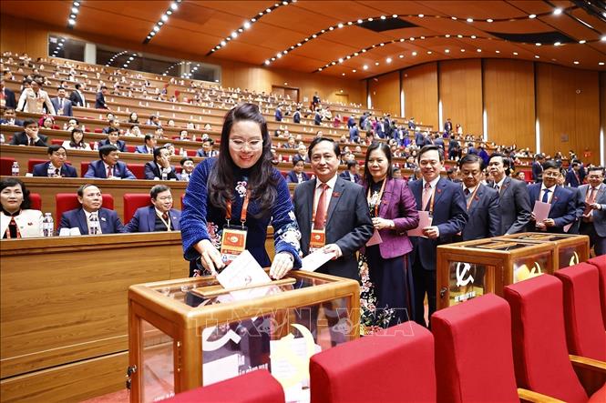 Các đại biểu bỏ phiếu bầu cử Ban Chấp hành Trung ương Đảng khóa XIV. Ảnh: TTXVN