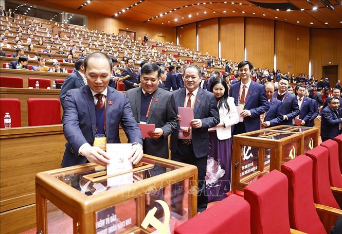 Các đại biểu bỏ phiếu bầu Ban Chấp hành Trung ương Đảng khóa XIV. Ảnh: TTXVN