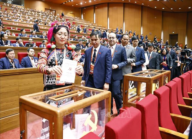 Các đại biểu bỏ phiếu bầu cử Ban Chấp hành Trung ương Đảng khóa XIV. Ảnh: TTXVN