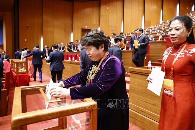 Các đại biểu bỏ phiếu bầu cử Ban Chấp hành Trung ương Đảng khóa XIV. Ảnh: TTXVN