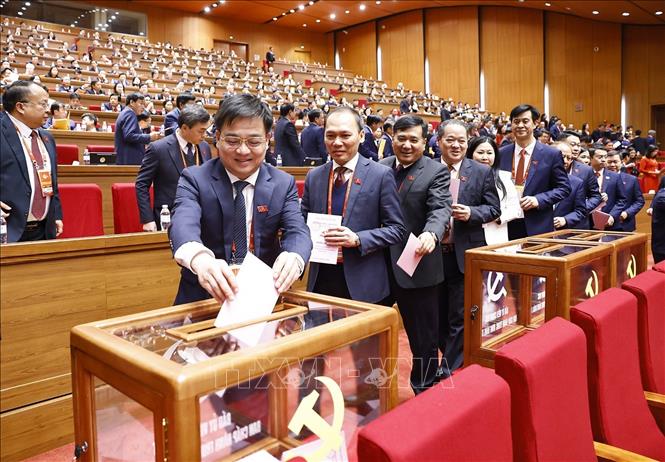 Các đại biểu bỏ phiếu bầu Ban Chấp hành Trung ương Đảng khóa XIV. Ảnh: TTXVN
