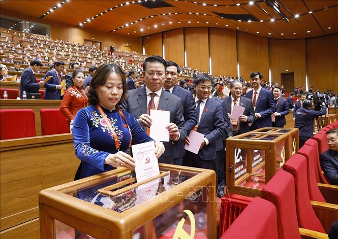 Các đại biểu bỏ phiếu bầu cử Ban Chấp hành Trung ương Đảng khóa XIV. Ảnh: TTXVN