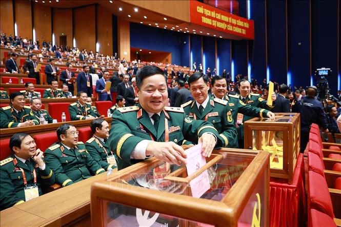 Các đại biểu bỏ phiếu bầu Ban Chấp hành Trung ương Đảng khóa XIV. Ảnh: TTXVN
