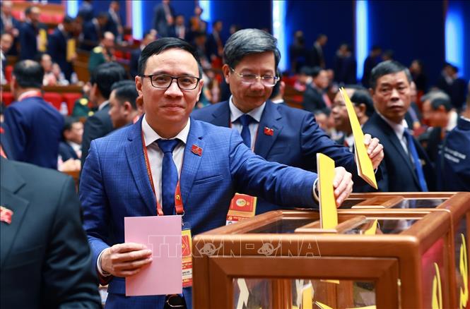 Các đại biểu bỏ phiếu bầu Ban Chấp hành Trung ương Đảng khóa XIV. Ảnh: TTXVN