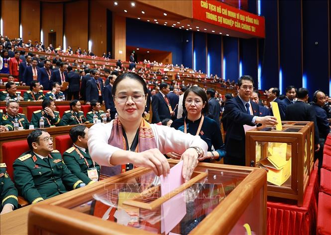 Các đại biểu bỏ phiếu bầu cử Ban Chấp hành Trung ương Đảng khóa XIV. Ảnh: TTXVN
