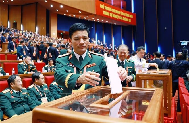 Các đại biểu bỏ phiếu bầu Ban Chấp hành Trung ương Đảng khóa XIV. Ảnh: TTXVN