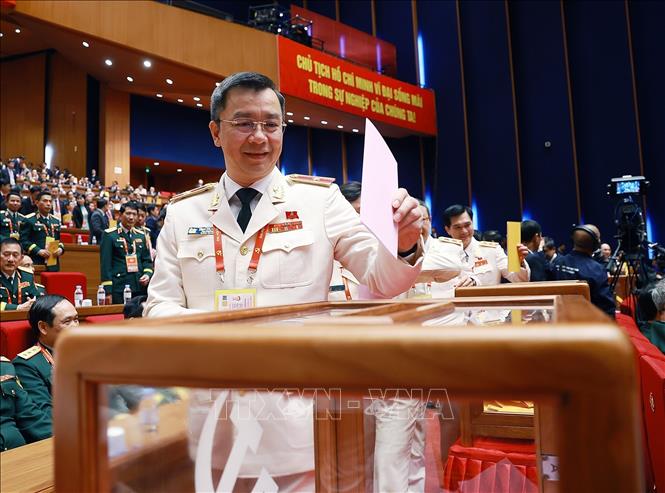 Các đại biểu bỏ phiếu bầu Ban Chấp hành Trung ương Đảng khóa XIV. Ảnh: TTXVN
