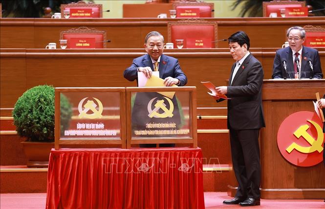 Tổng bí thư Tô Lâm cùng các đồng chí lãnh đạo Đảng, Nhà nước bỏ phiếu bầu Ban Chấp hành Trung ương Đảng khóa XIV. Ảnh: TTXVN

