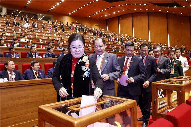 Các đại biểu bỏ phiếu bầu cử Ban Chấp hành Trung ương Đảng khóa XIV. Ảnh: TTXVN