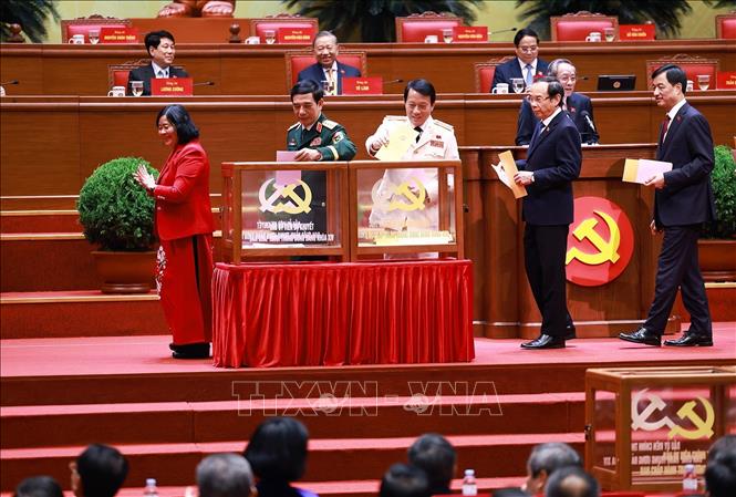 Các đại biểu bỏ phiếu bầu cử Ban Chấp hành Trung ương Đảng khóa XIV. Ảnh: TTXVN