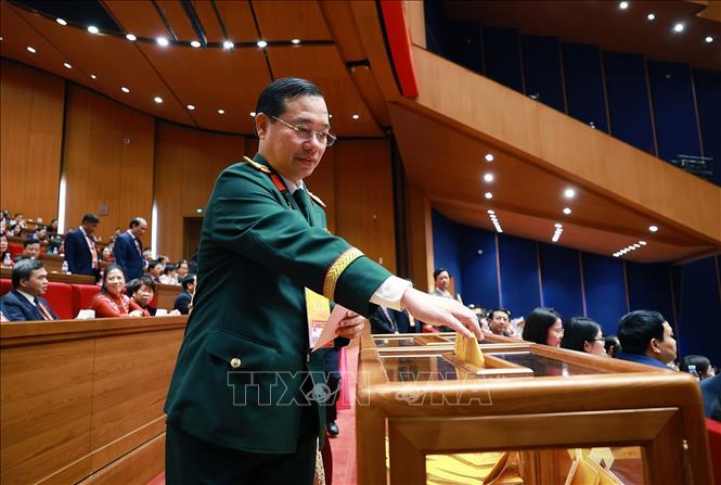 Các đại biểu bỏ phiếu bầu cử Ban Chấp hành Trung ương Đảng khóa XIV. Ảnh: TTXVN