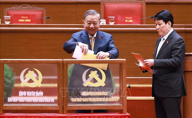 Tổng bí thư Tô Lâm cùng các đồng chí lãnh đạo Đảng, Nhà nước bỏ phiếu bầu Ban Chấp hành Trung ương Đảng khóa XIV. Ảnh: TTXVN
