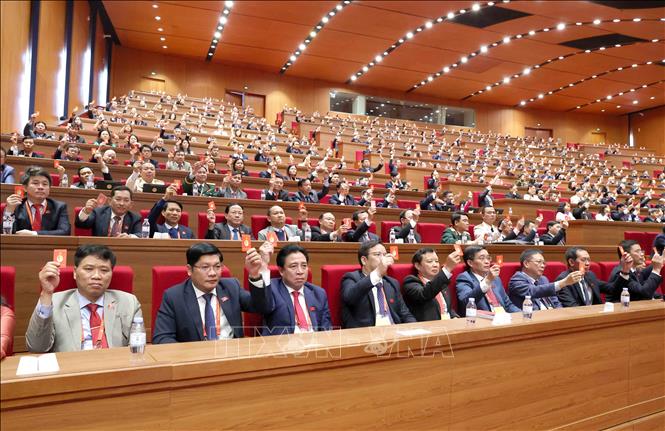 Đoàn đại biểu Đảng bộ thành phố Huế biểu quyết thông qua số lượng Ủy viên BCH Trung ương Đảng khóa XIV. Ảnh: TTXVN