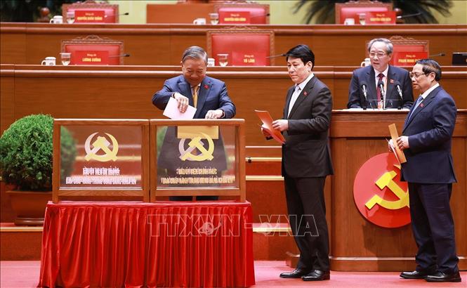 Tổng bí thư Tô Lâm cùng các đồng chí lãnh đạo Đảng, Nhà nước bỏ phiếu bầu Ban Chấp hành Trung ương Đảng khóa XIV. Ảnh: TTXVN
