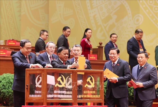 Lãnh đạo Đảng, Nhà nước bỏ phiếu bầu cử BCH Trung ương Đảng khóa XIV. Ảnh: TTXVN